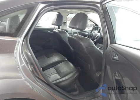 2013 Ford Focus Titanium z USA, uszkodzony, nr VIN 1FADP3J24DL335271